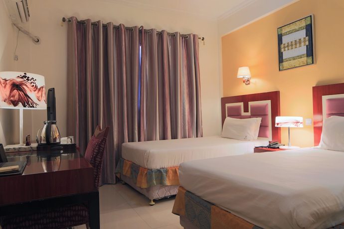 Imagen de la habitación del Hotel Roma Ritz Huambo. Foto 13