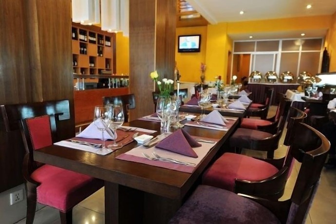 Imagen del bar/restaurante del Hotel Roma Ritz Huambo. Foto 3