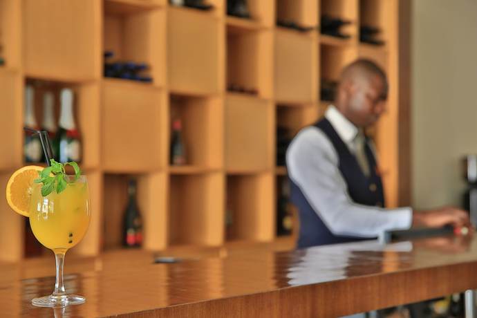 Imagen del bar/restaurante del Hotel Roma Ritz Huambo. Foto 4