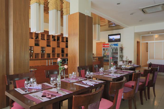 Imagen del bar/restaurante del Hotel Roma Ritz Huambo. Foto 6