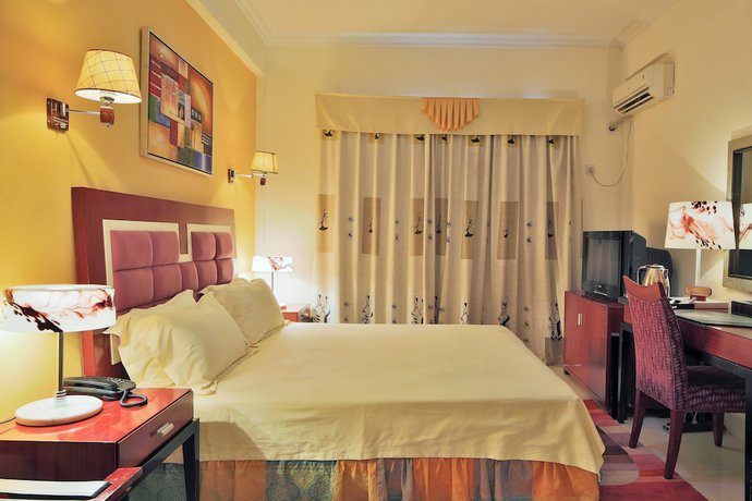 Imagen de la habitación del Hotel Roma Ritz Huambo. Foto 17