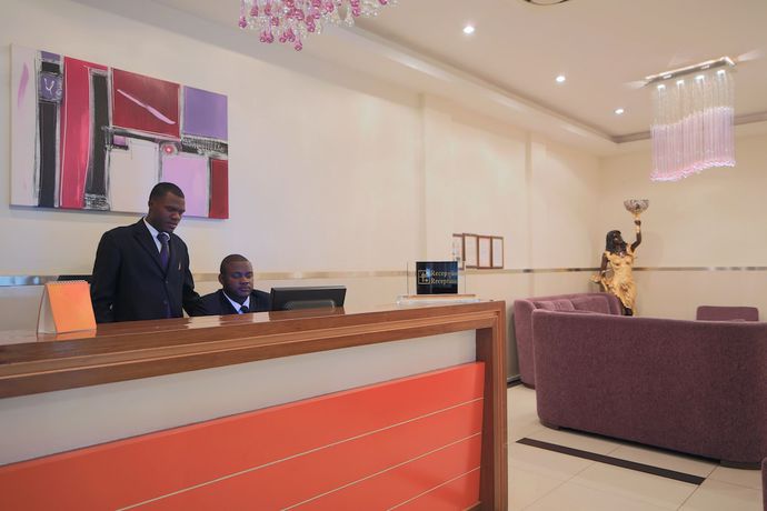 Imagen de los interiores del Hotel Roma Ritz Huambo. Foto 20