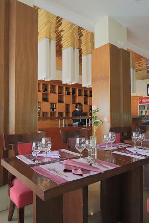 Imagen del bar/restaurante del Hotel Roma Ritz Huambo. Foto 10