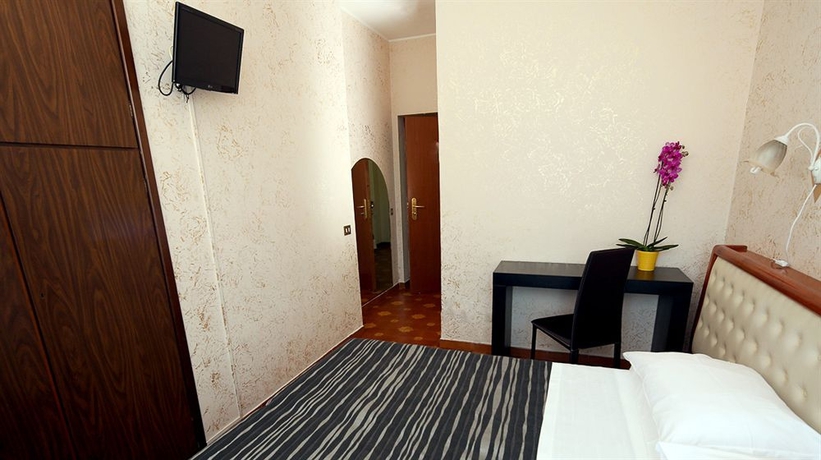 Imagen de la habitación del Hotel Roma Room. Foto 10