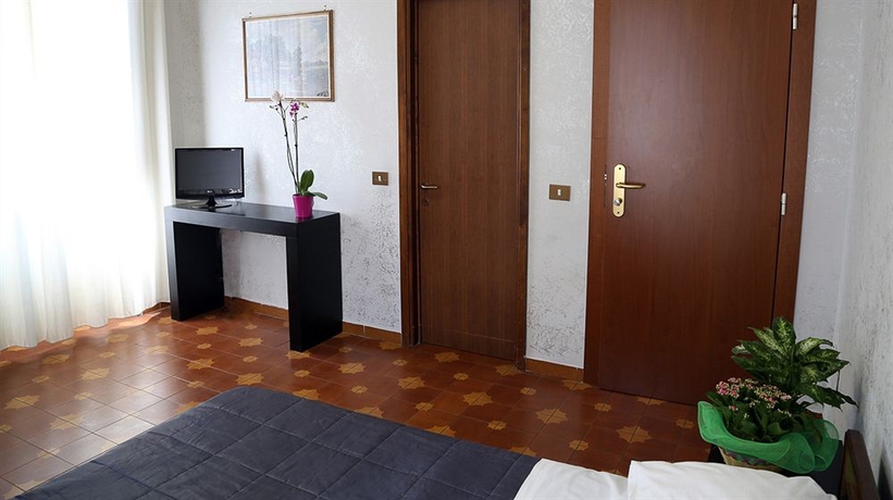 Imagen de la habitación del Hotel Roma Room. Foto 13