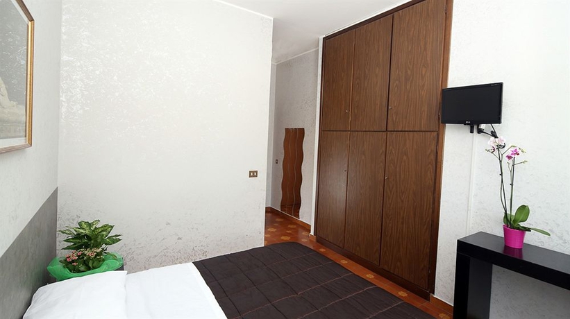 Imagen de la habitación del Hotel Roma Room. Foto 15