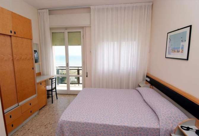 Imagen de la habitación del Hotel Roma, Senigallia. Foto 7