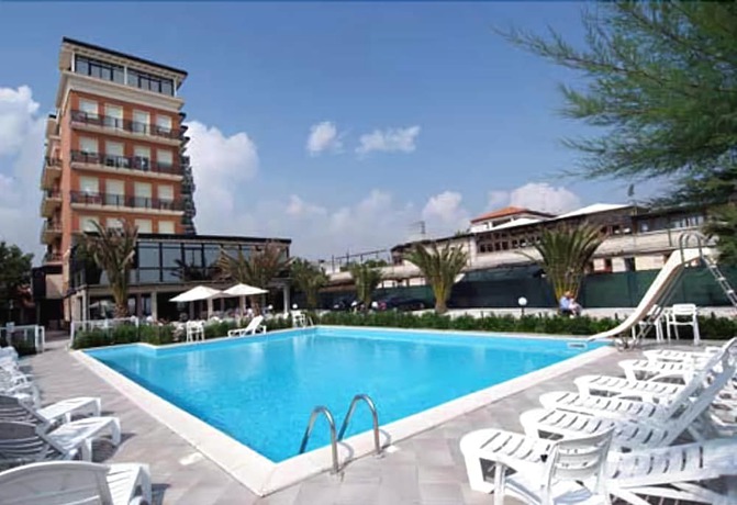 Imagen de la piscina del Hotel Roma, Senigallia. Foto 16
