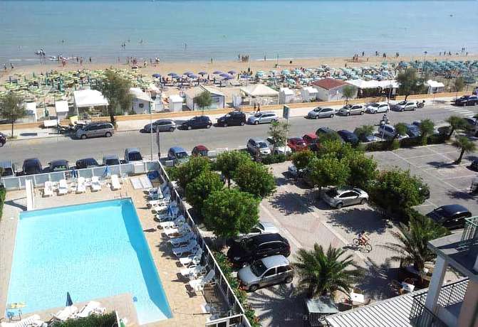 Imagen de la habitación del Hotel Roma, Senigallia. Foto 9
