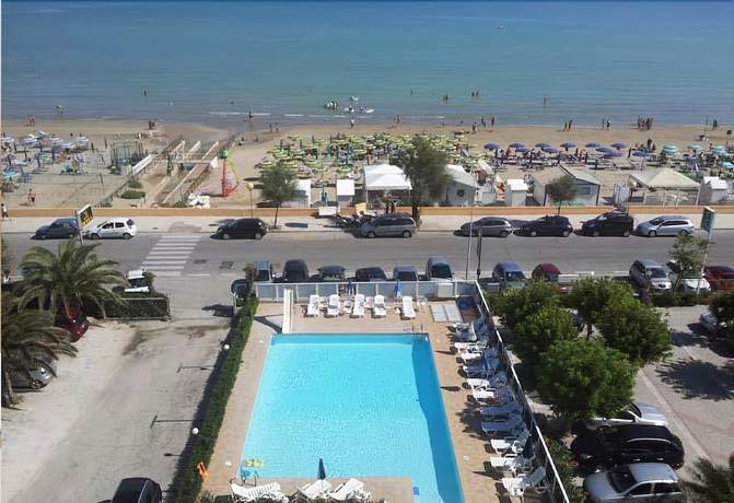 Imagen de la habitación del Hotel Roma, Senigallia. Foto 10