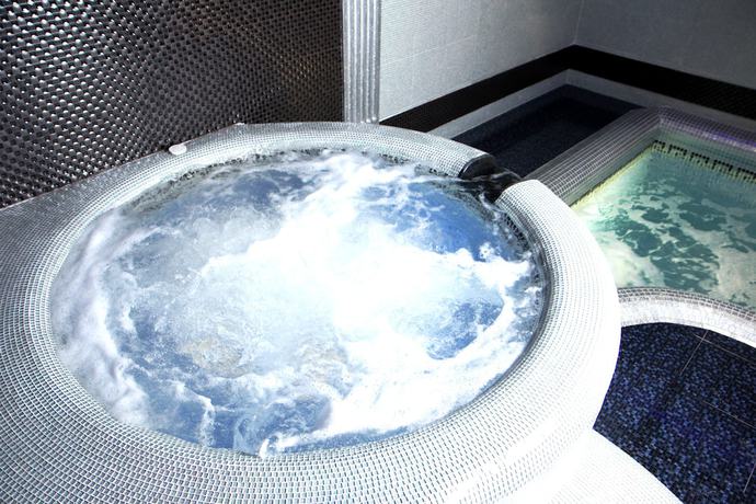 Imagen de la piscina del Hotel Roma Yerevan and Tours. Foto 19
