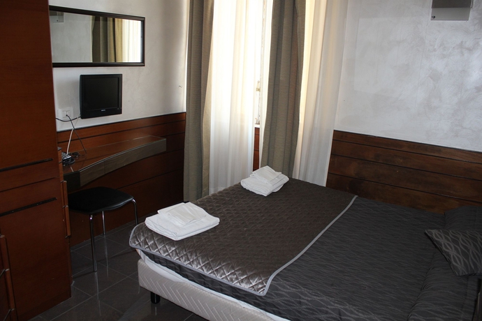 Imagen de la habitación del Hotel Romalive. Foto 9