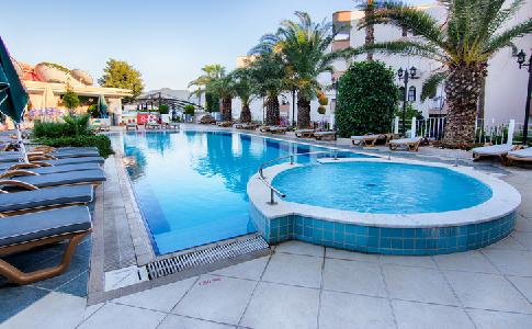 Imagen de la piscina del Hotel Romance Beach. Foto 26