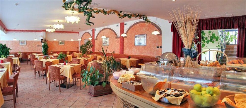Imagen del bar/restaurante del Hotel Romantic. Foto 1