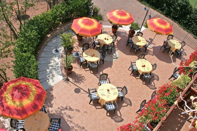 Imagen del bar/restaurante del Hotel Romantic. Foto 2