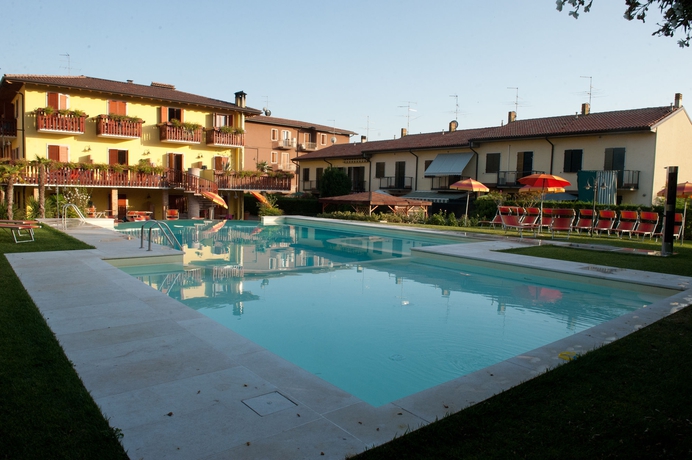 Imagen de la piscina del Hotel Romantic. Foto 11