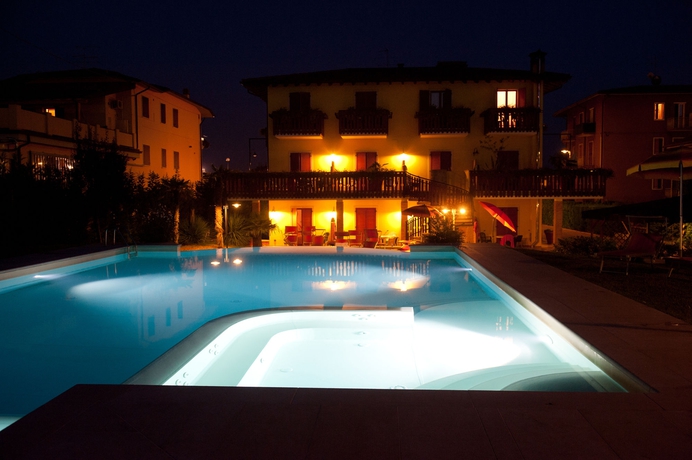 Imagen de la piscina del Hotel Romantic. Foto 12