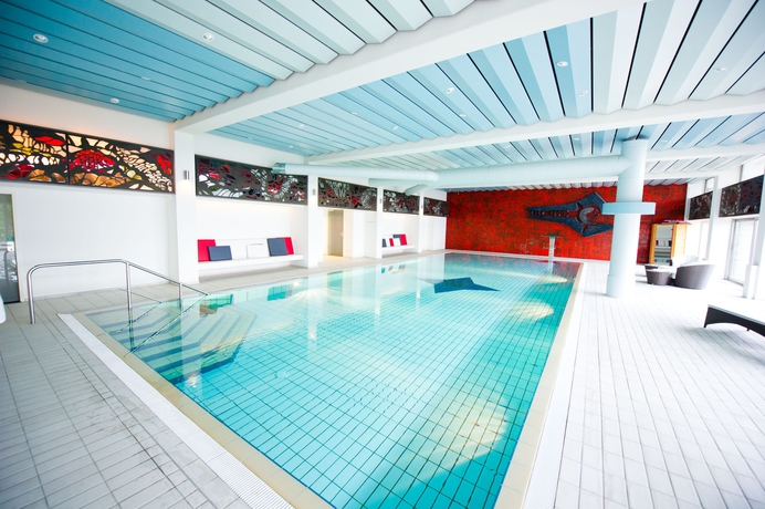 Imagen de la piscina del Hotel Romantik Klostergut Jakobsberg. Foto 15