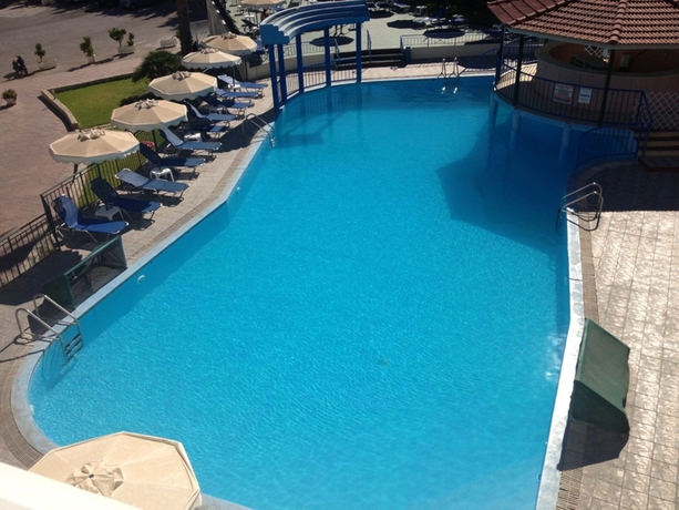 Imagen de la piscina del Hotel Romantza Mare. Foto 15