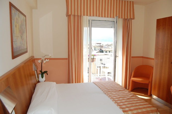 Imagen de la habitación del Hotel Romeo. Foto 13