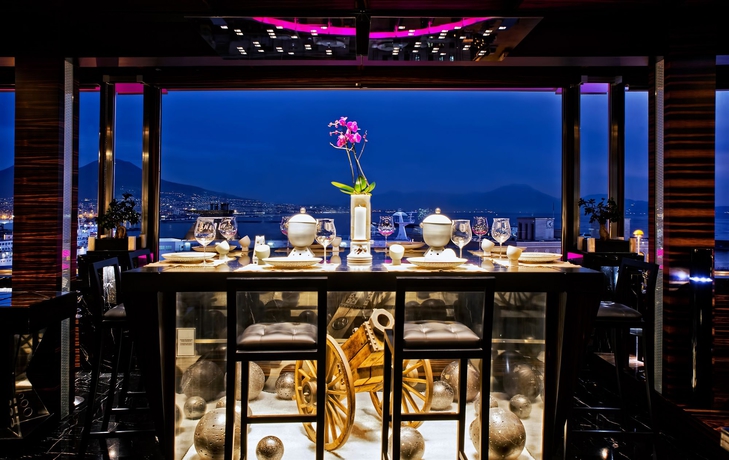 Imagen del bar/restaurante del Hotel Romeo Napoli. Foto 3