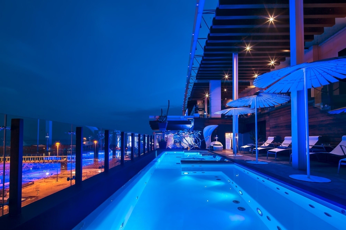 Imagen de la piscina del Hotel Romeo Napoli. Foto 15