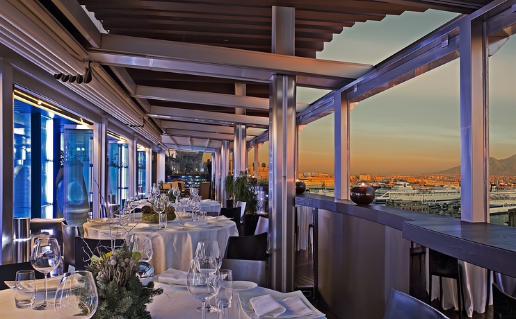 Imagen del bar/restaurante del Hotel Romeo Napoli. Foto 10