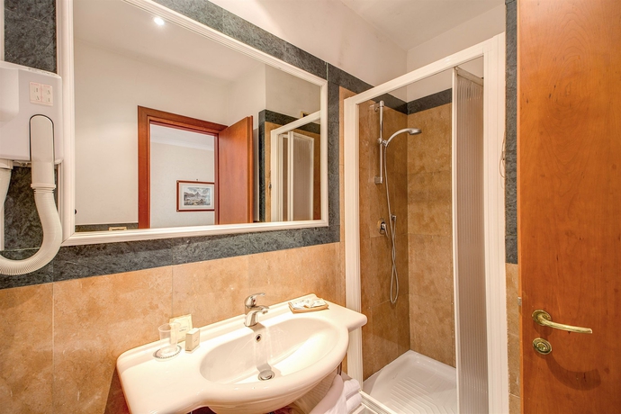 Imagen de la habitación del Hotel Romoli. Foto 11