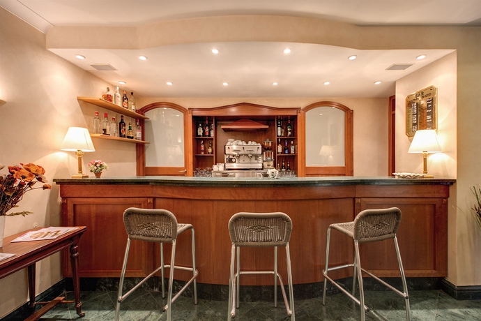 Imagen del bar/restaurante del Hotel Romoli. Foto 6