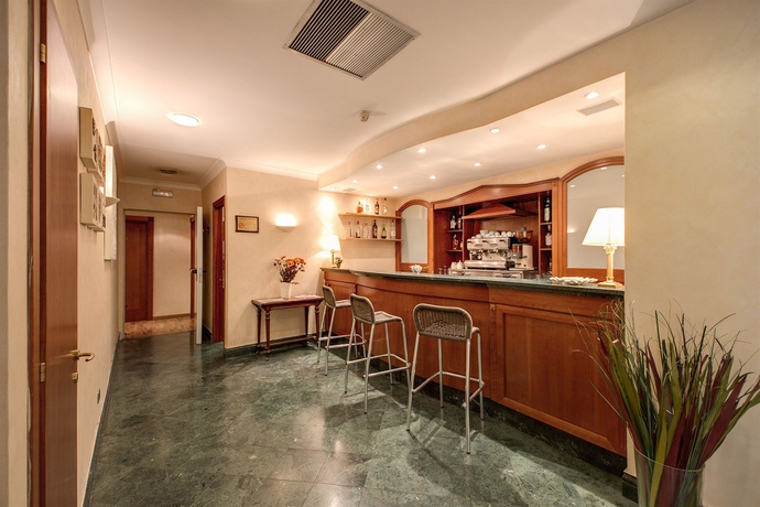 Imagen del bar/restaurante del Hotel Romoli. Foto 7