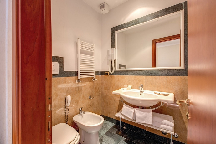 Imagen de la habitación del Hotel Romoli. Foto 15