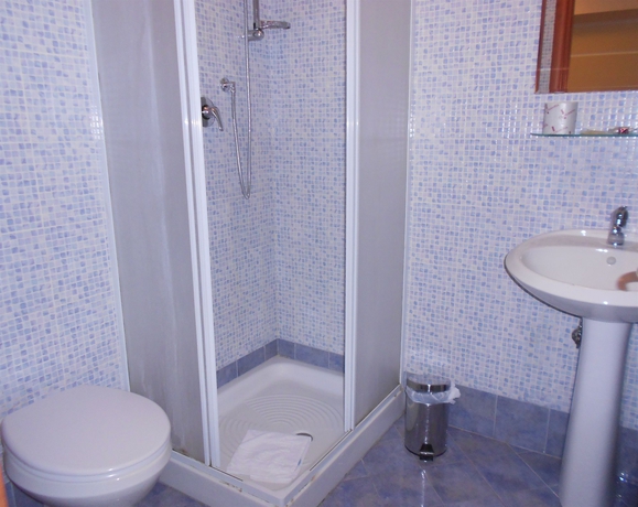 Imagen de la habitación del Hotel Rona. Foto 5