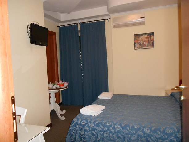 Imagen de la habitación del Hotel Rona. Foto 9