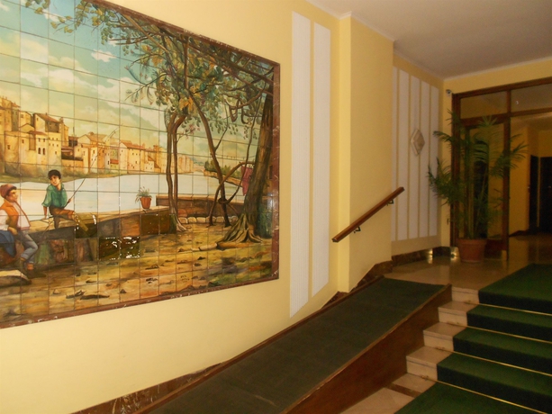 Imagen de los interiores del Hotel Rona. Foto 11