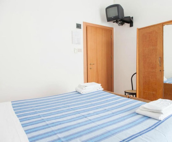 Imagen de la habitación del Hotel Ronconi. Foto 13