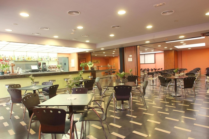 Imagen del bar/restaurante del Hotel Ronda Lesseps. Foto 2