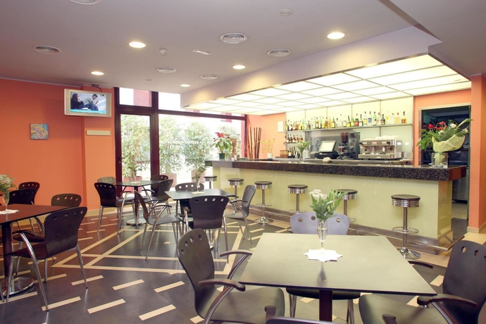 Imagen del bar/restaurante del Hotel Ronda Lesseps. Foto 3