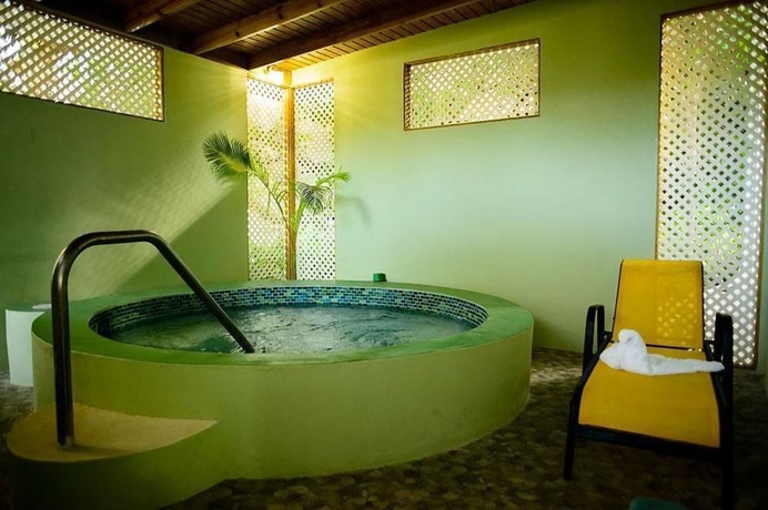Imagen de la piscina del Hotel Rondel Village. Foto 10