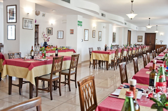 Imagen del bar/restaurante del Hotel Rond&ograve;, Acqui Terme. Foto 5