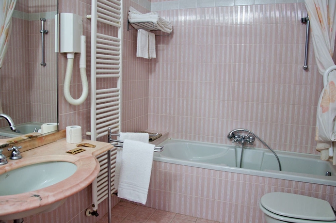 Imagen de la habitación del Hotel Rond&ograve;, Acqui Terme. Foto 10