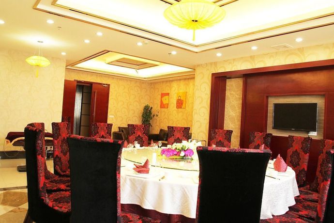 Imagen del bar/restaurante del Hotel Ronghe Holiday Hotel. Foto 2