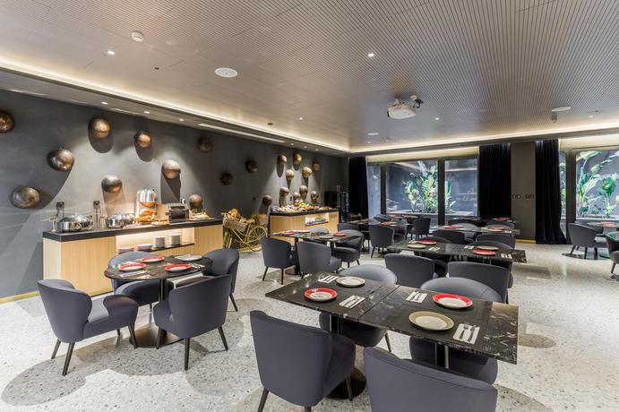 Imagen del bar/restaurante del Hotel Room Mate Gerard. Foto 2