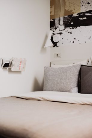 Imagen de la habitación del Hotel Room Select Tetuán. Foto 4