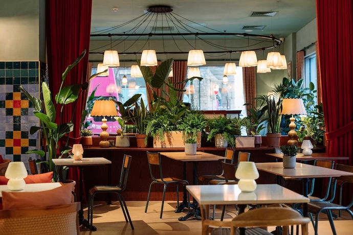 Imagen de los interiores del Hotel Room2 Belfast Hometel. Foto 18