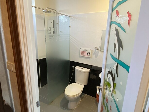 Imagen de la habitación del Hotel RoomQuest Chonburi Laem Chabang. Foto 20