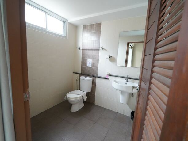 Imagen general del Hotel RoomQuest Tha Sala. Foto 4