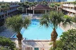 Imagen de la piscina del Hotel Roomba Inn and Suites. Foto 5