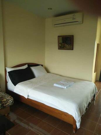 Imagen de la habitación del Hotel Roomquest One Bangsaray. Foto 18