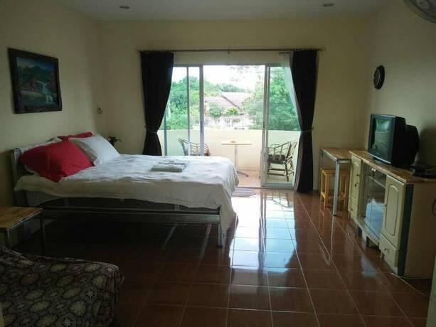 Imagen de la habitación del Hotel Roomquest One Bangsaray. Foto 36
