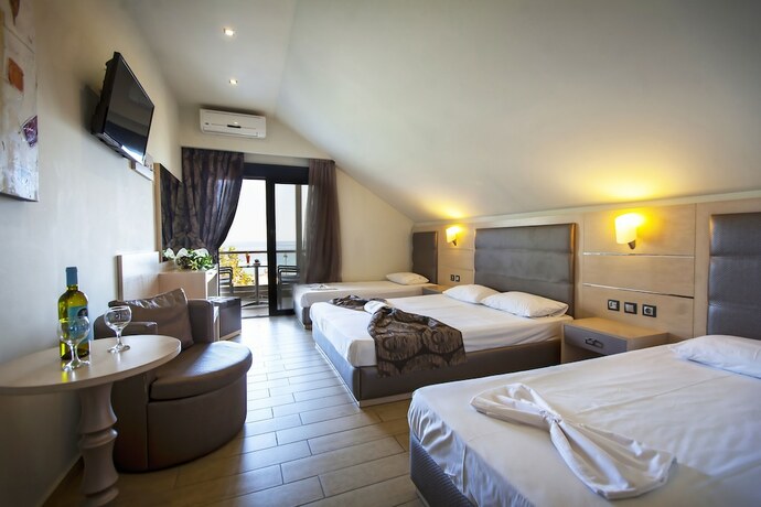 Imagen general del Hotel Rooms Amalthea Mare and Cafe - Bistro. Foto 3